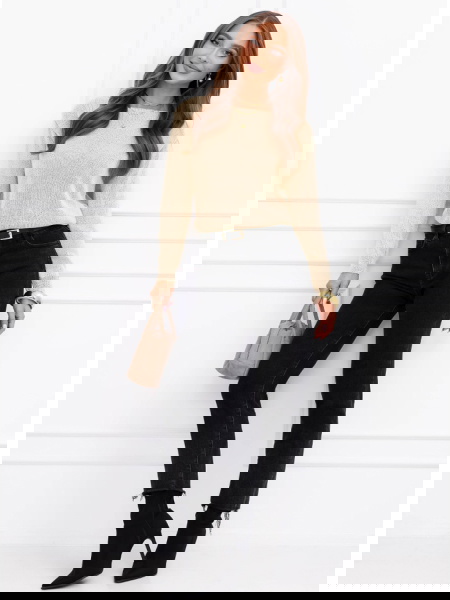 Beżowy sweter z dekoltem w... 2