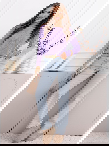 Liliowy sweter z dekoltem w...