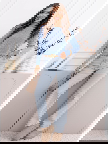 Błękitny sweter z dekoltem... 2