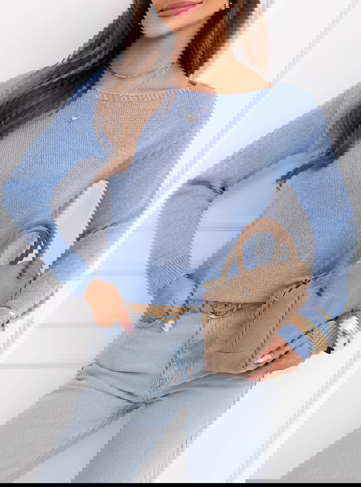 Błękitny sweter z dekoltem w łódkę...