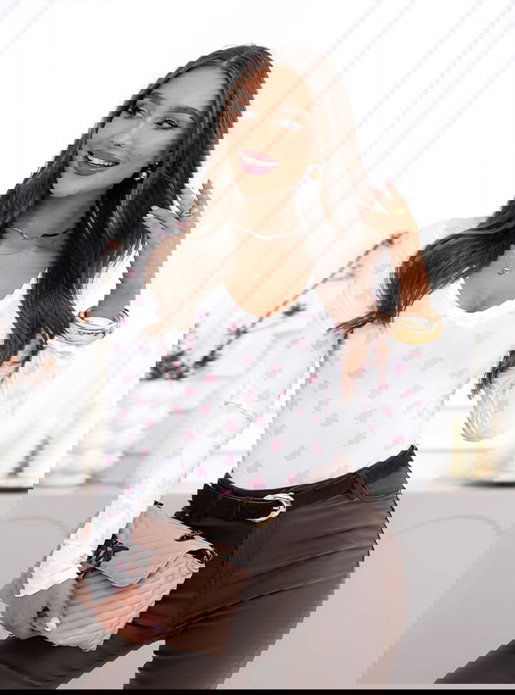 Pudrowa bluzka w serduszka i dekoltem...