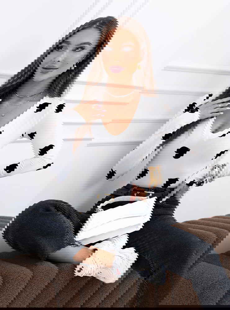 Czarna bluzka w serduszka i dekoltem...