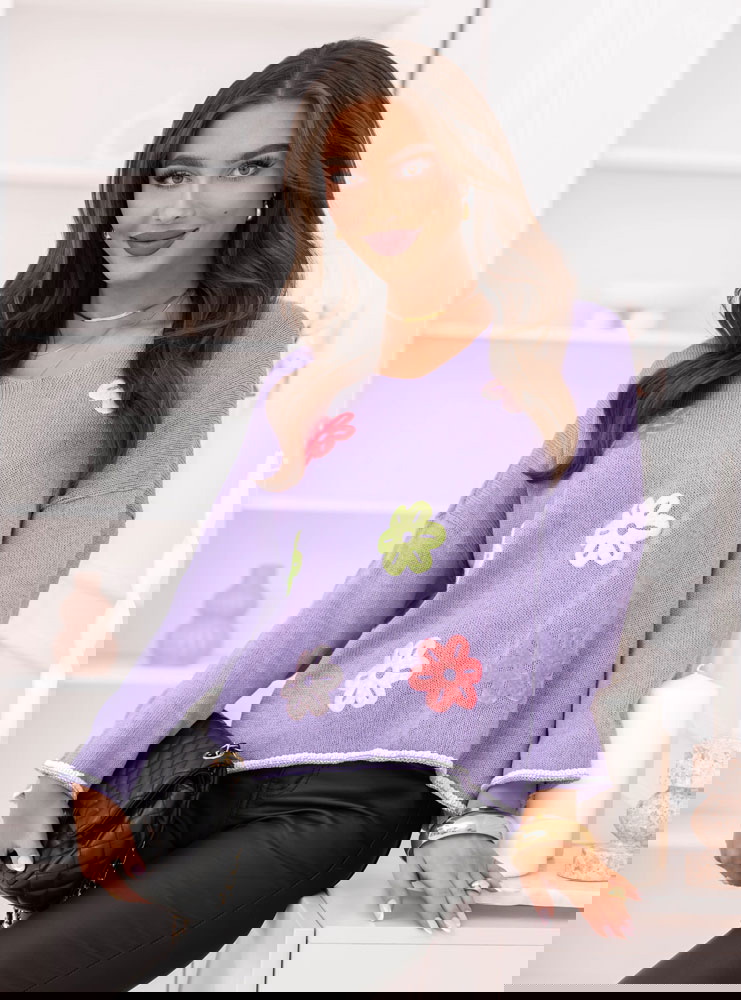 Liliowy sweter z ozdobnymi kwiatkami...