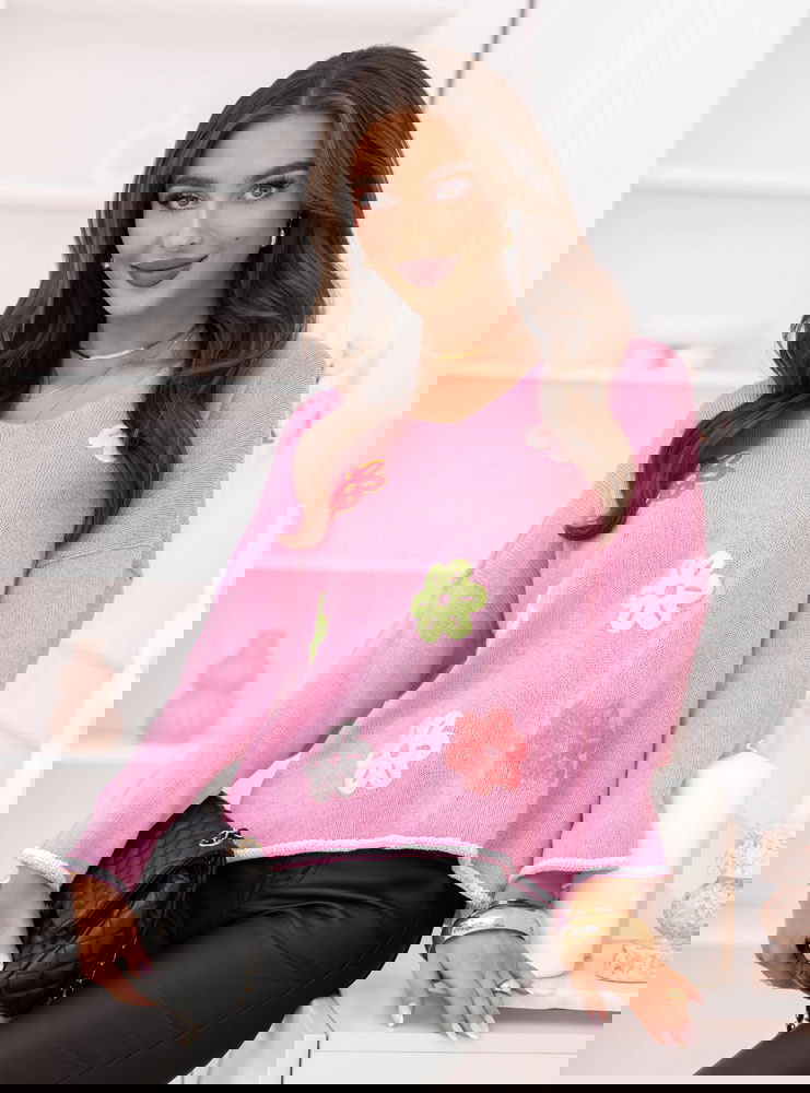 Pudrowy sweter z ozdobnymi kwiatkami...