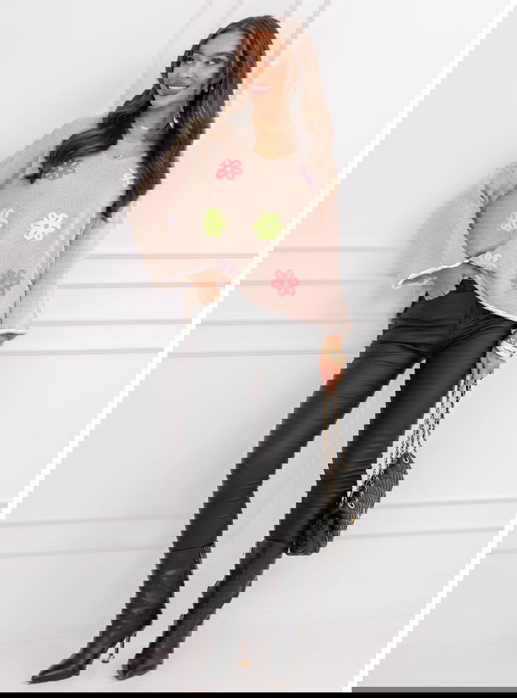 Beżowy sweter z ozdobnymi kwiatkami...