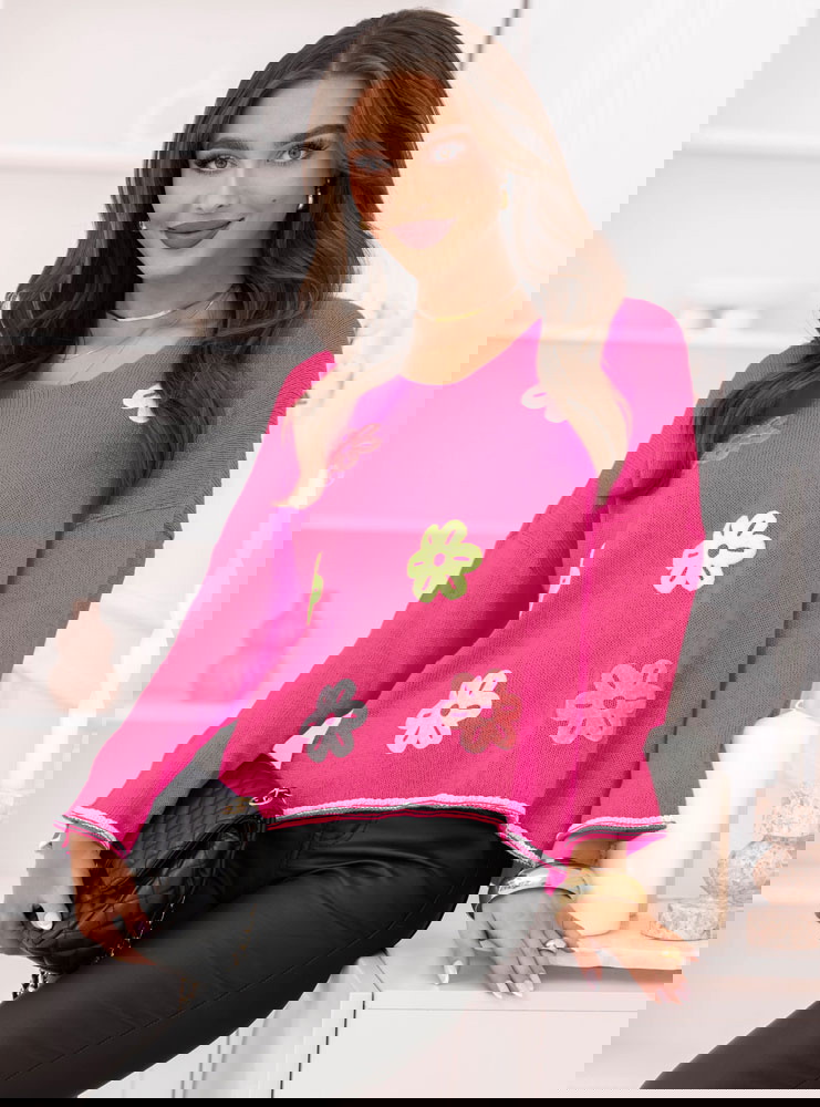 Różowy sweter z ozdobnymi kwiatkami...