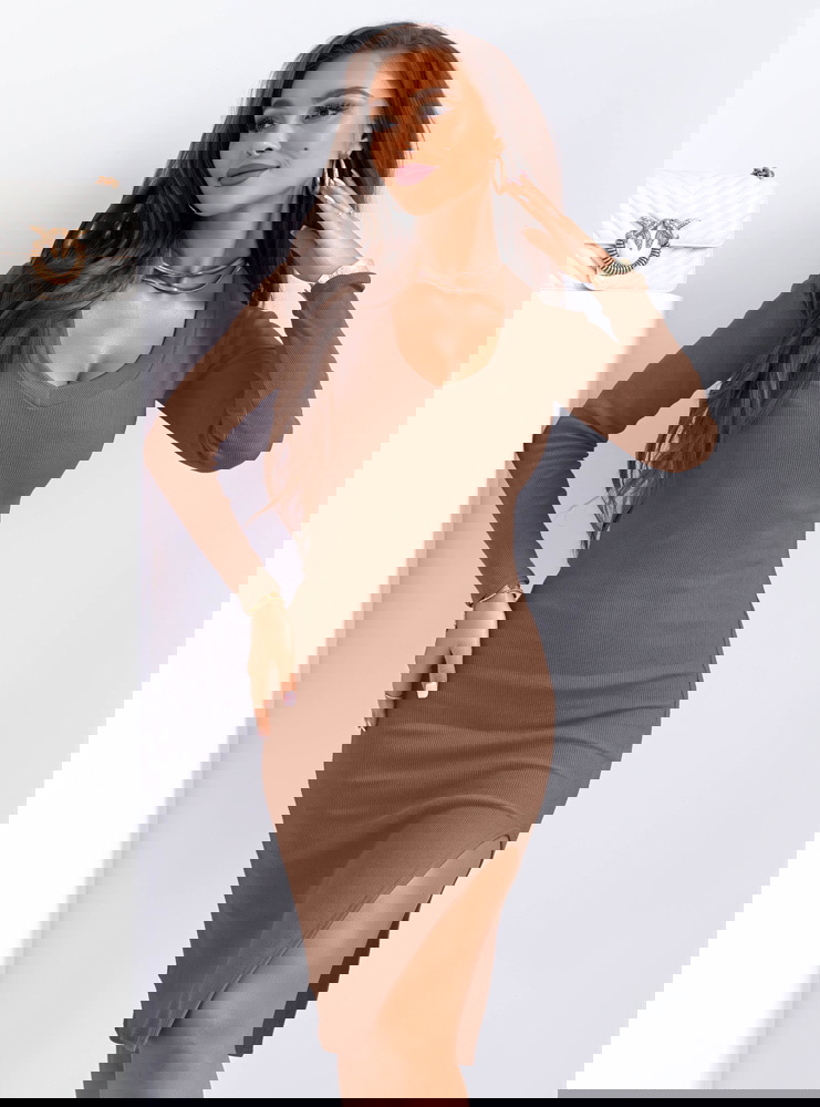 Prążkowana dopasowana sukienka z...