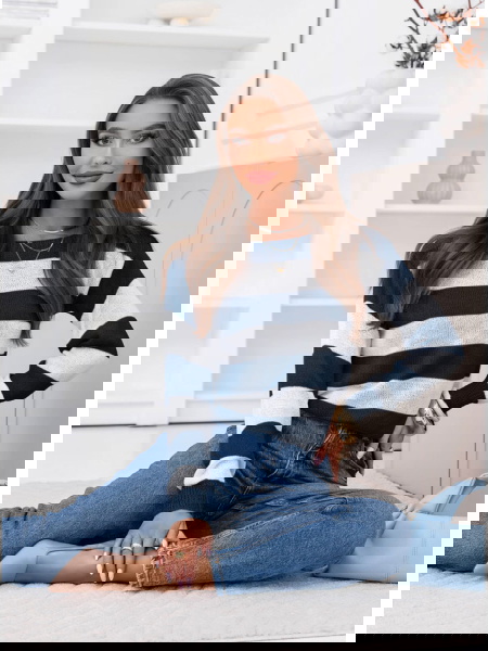 Granatowy sweter w paski...