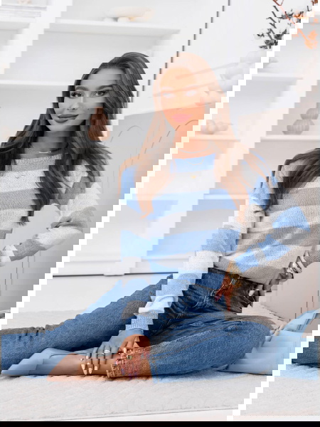 Błękitny sweter w paski...