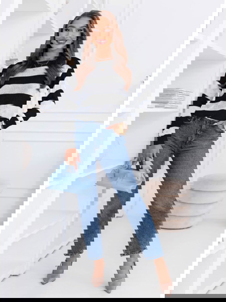 Czarny sweter w paski... 2