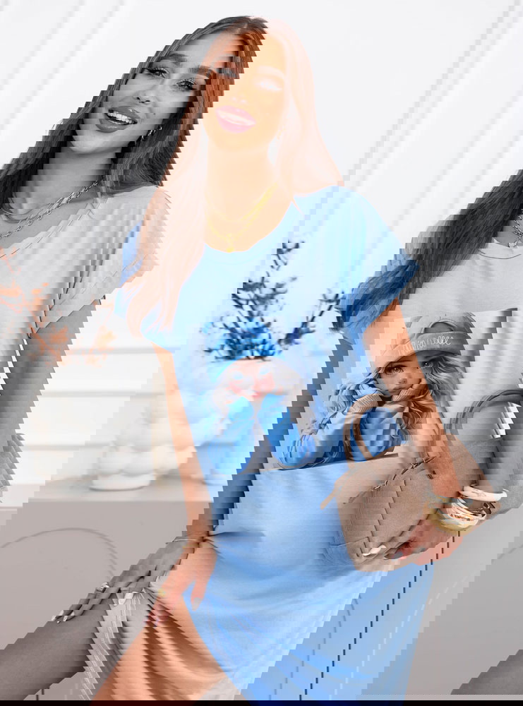 Błękitna sukienka z ozdobnym...