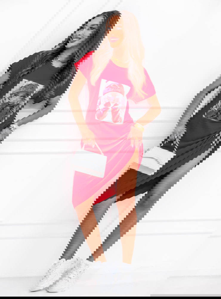 Malinowa sukienka z ozdobnym...