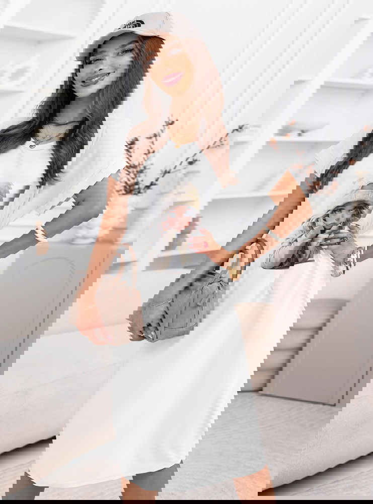 Biała sukienka z ozdobnym nadrukiem...