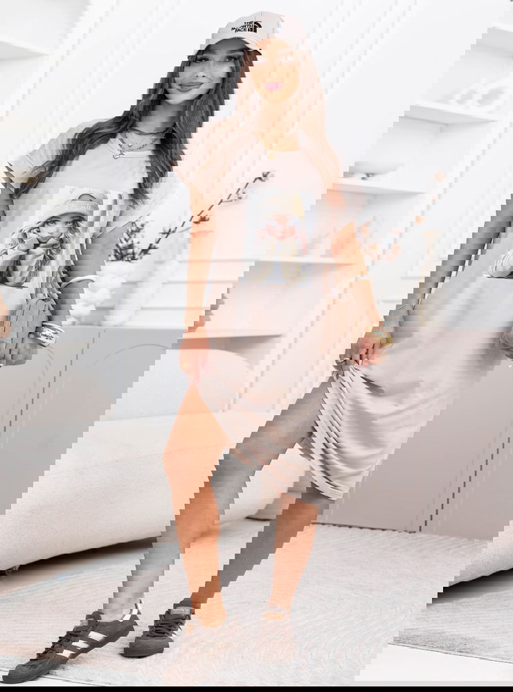 Beżowa sukienka z ozdobnym nadrukiem...