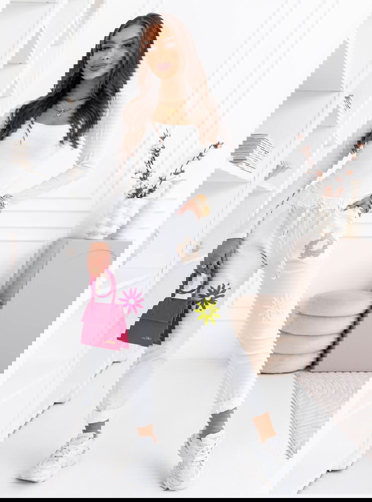 Białe spodnie z ozdobnymi naszywkami...