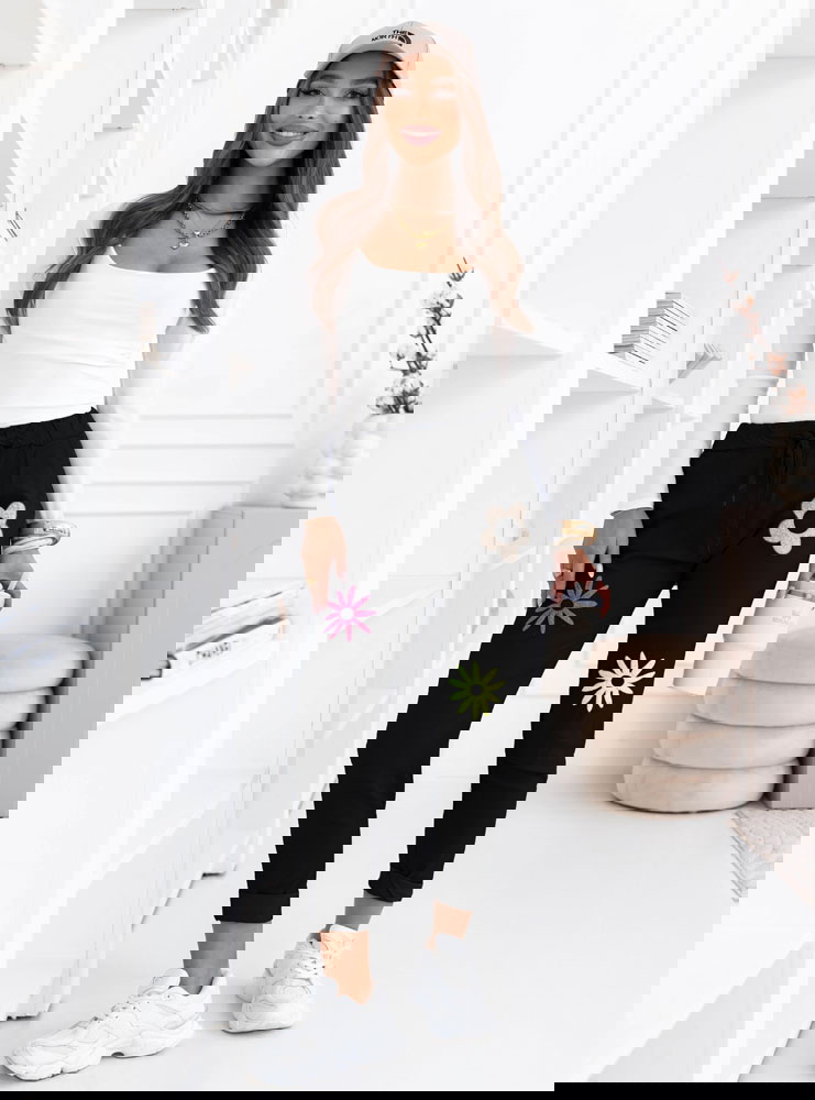 Czarne spodnie z ozdobnymi naszywkami...