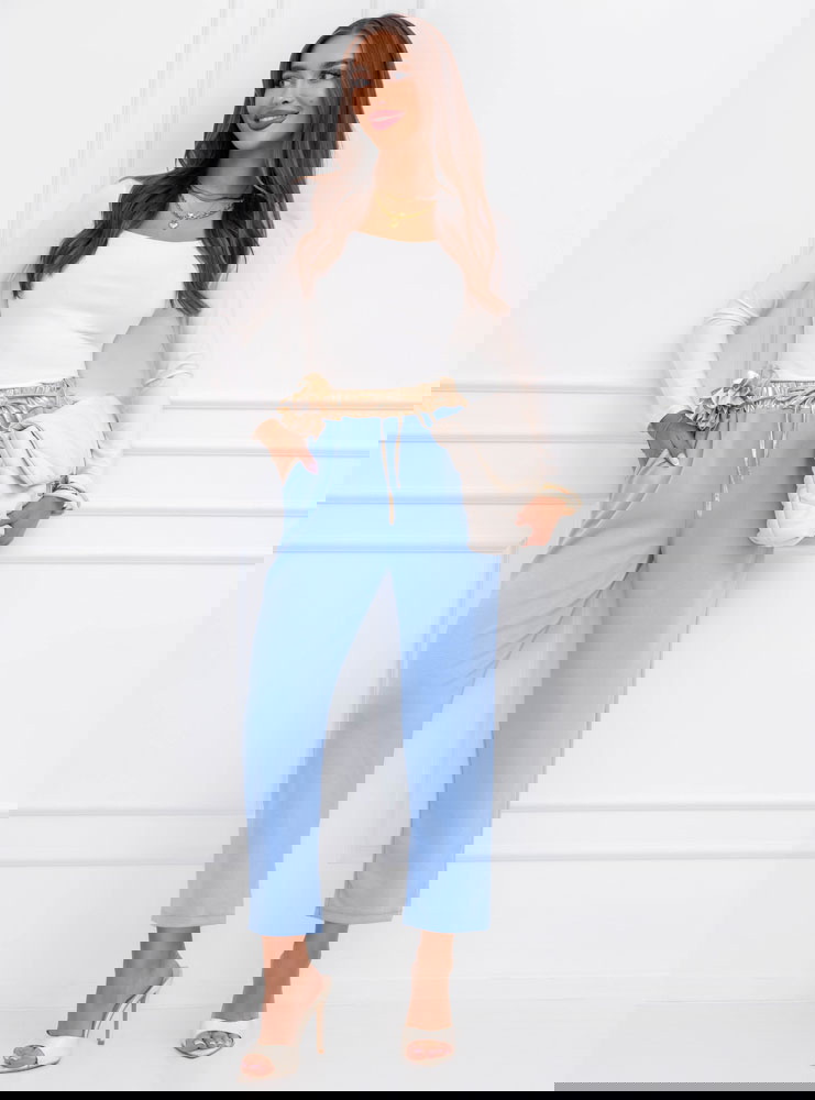 Błękitne spodnie z ozdobnym paskiem...