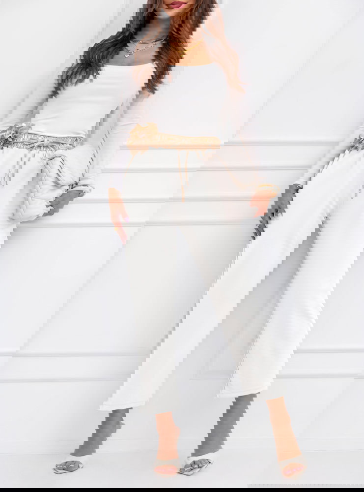 Białe spodnie z ozdobnym paskiem Delyssa