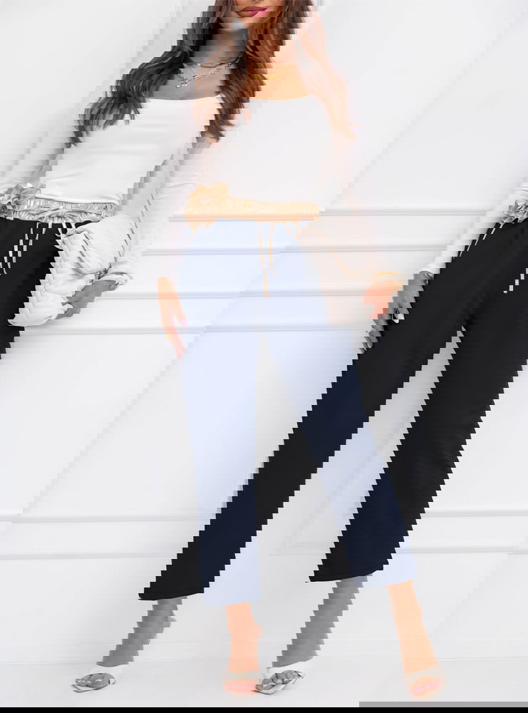 Granatowe spodnie z ozdobnym paskiem...