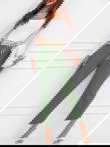 Spodnie z ozdobnym paskiem...