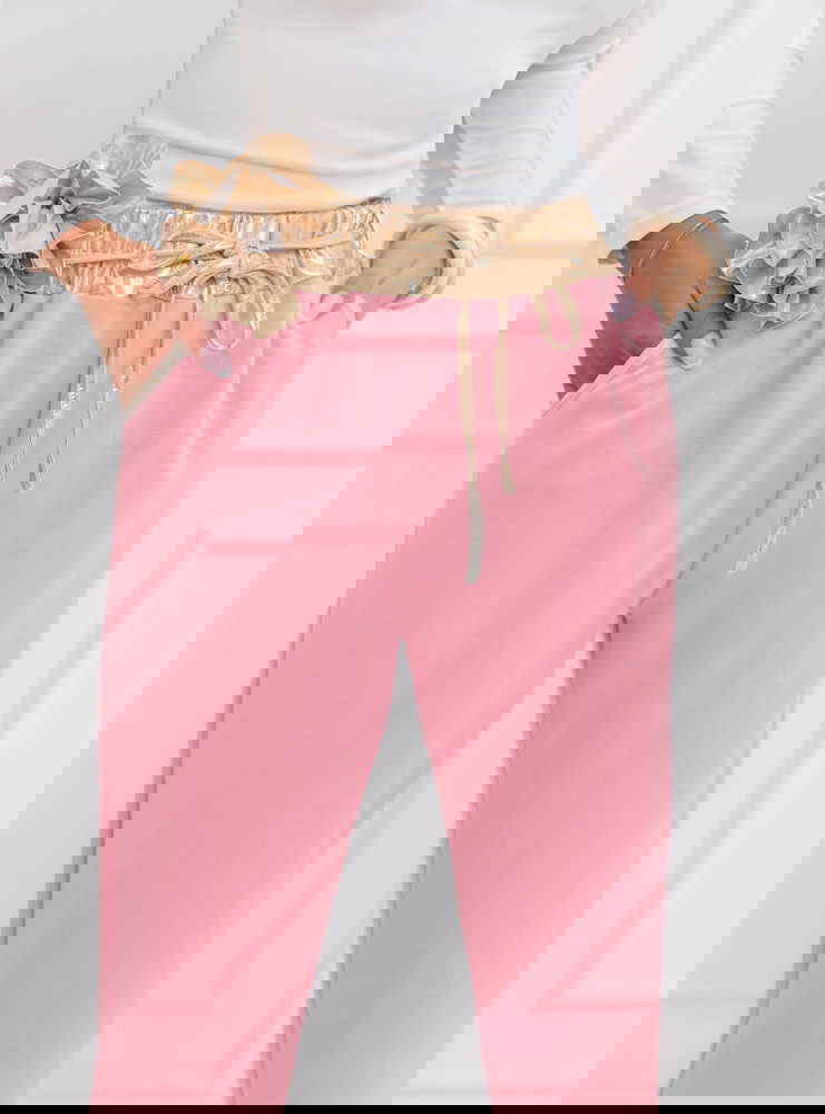 Pudrowe spodnie z ozdobnym paskiem...