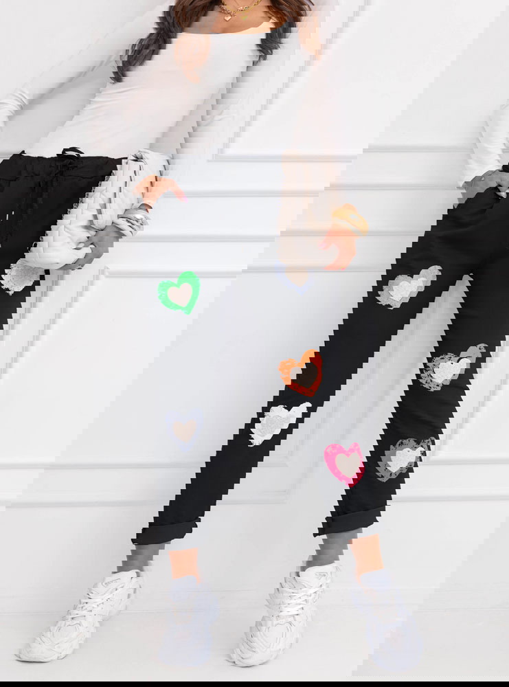 Czarne spodnie z ozdobnymi naszywkami...