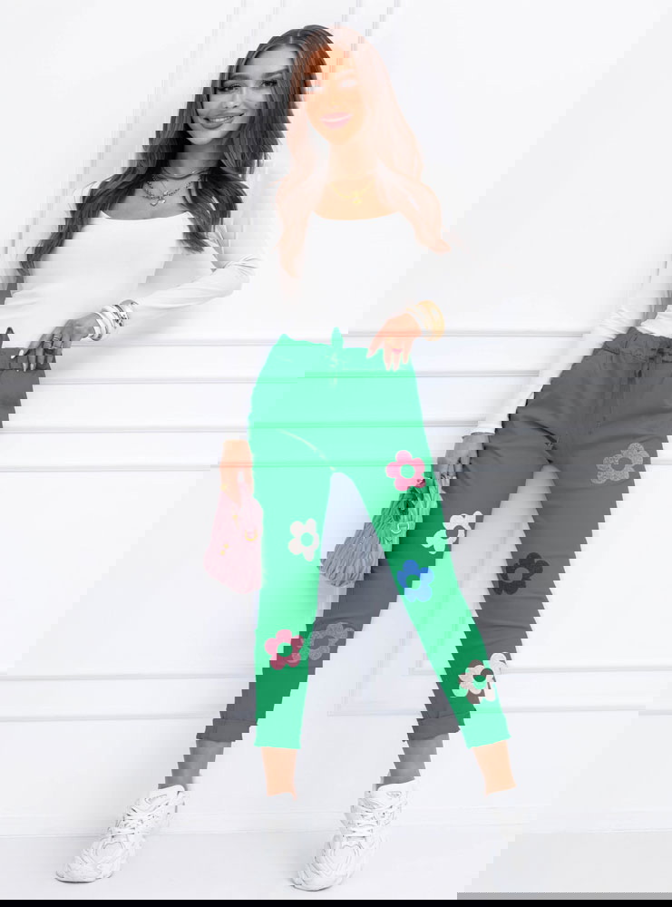 Zielone spodnie z ozdobnymi kwiatkami...