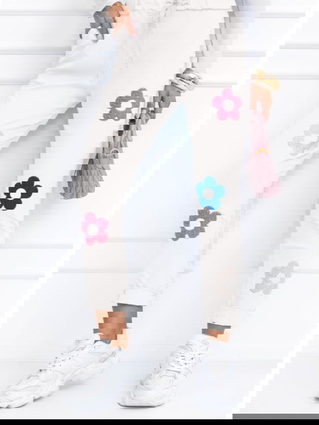 Białe spodnie z ozdobnymi...