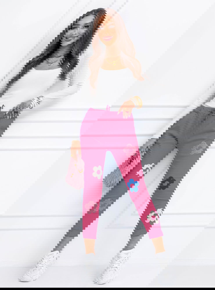 Różowe spodnie z ozdobnymi kwiatkami...