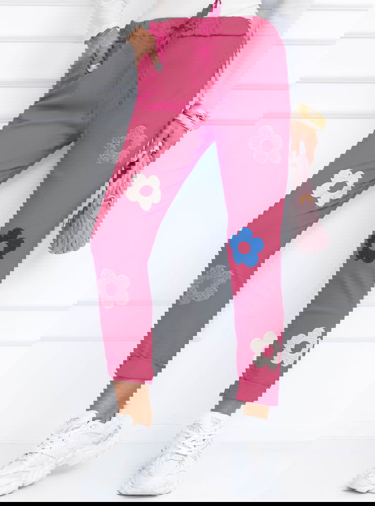 Różowe spodnie z ozdobnymi kwiatkami...