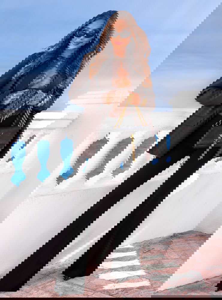 Czarne spodnie z rozszerzanymi...