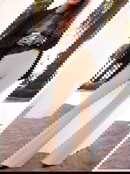 Beżowe spodnie z szerokimi...