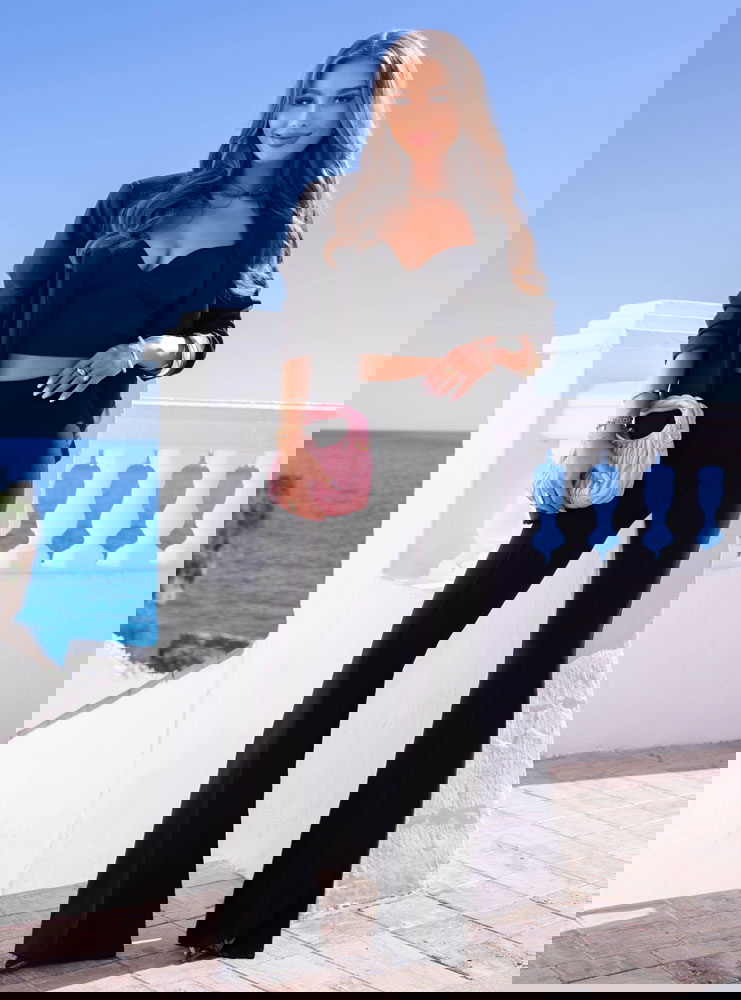 Czarne spodnie z szerokimi nogawkami...