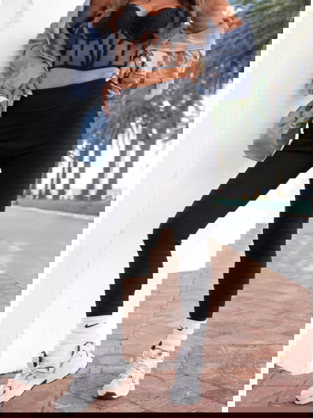 Czarne prążkowane... 2