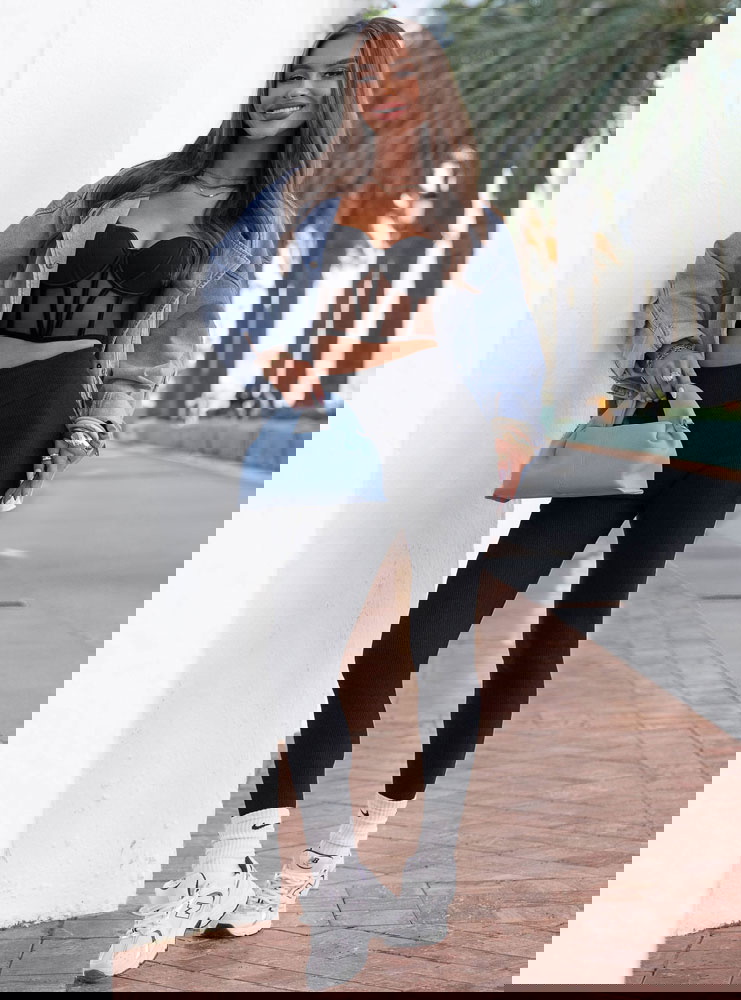 Czarne prążkowane dopasowane legginsy...