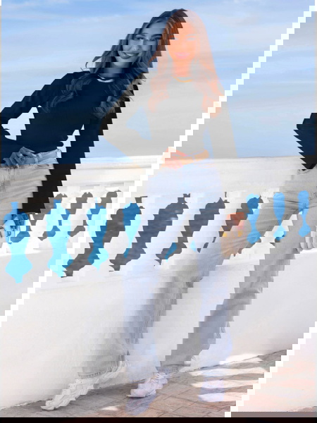 Czarna prążkowana bluzka z... 2