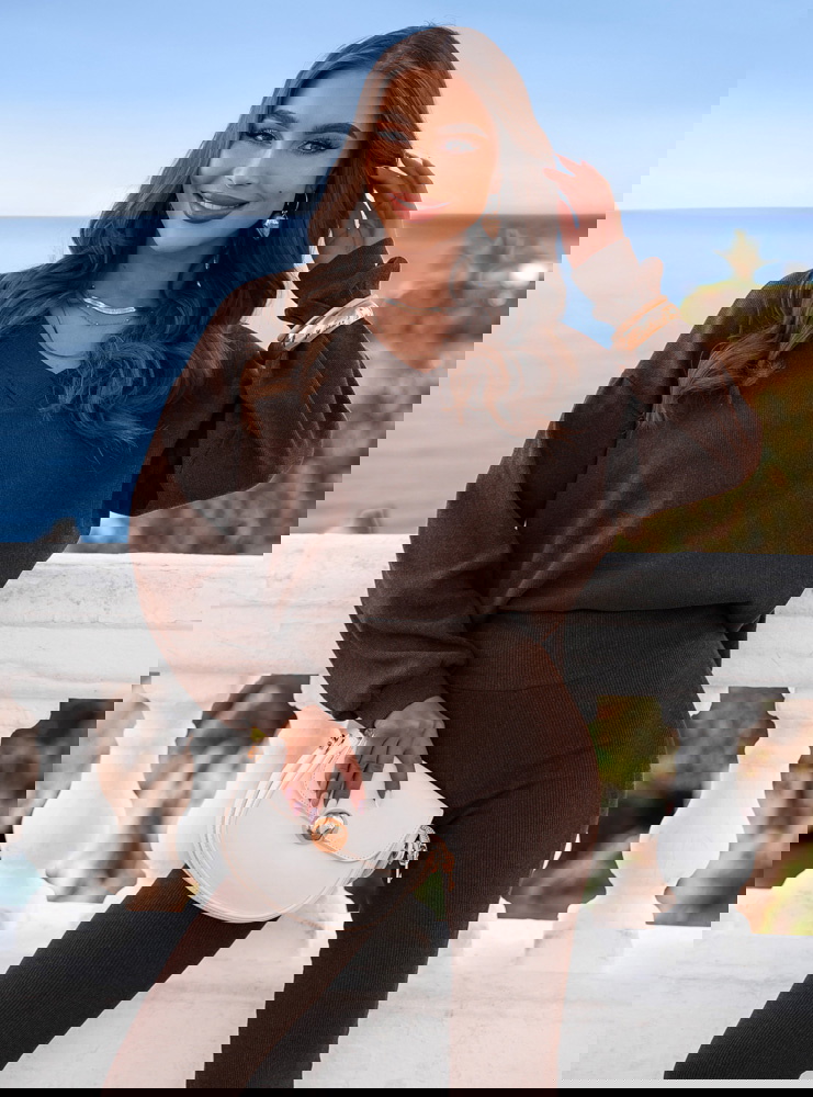 Czekoladowy prążkowany komplet bluzka z dekoltem w serek i spodnie Nellwyn