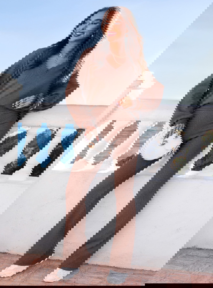 Prążkowany komplet bluzka z dekoltem...