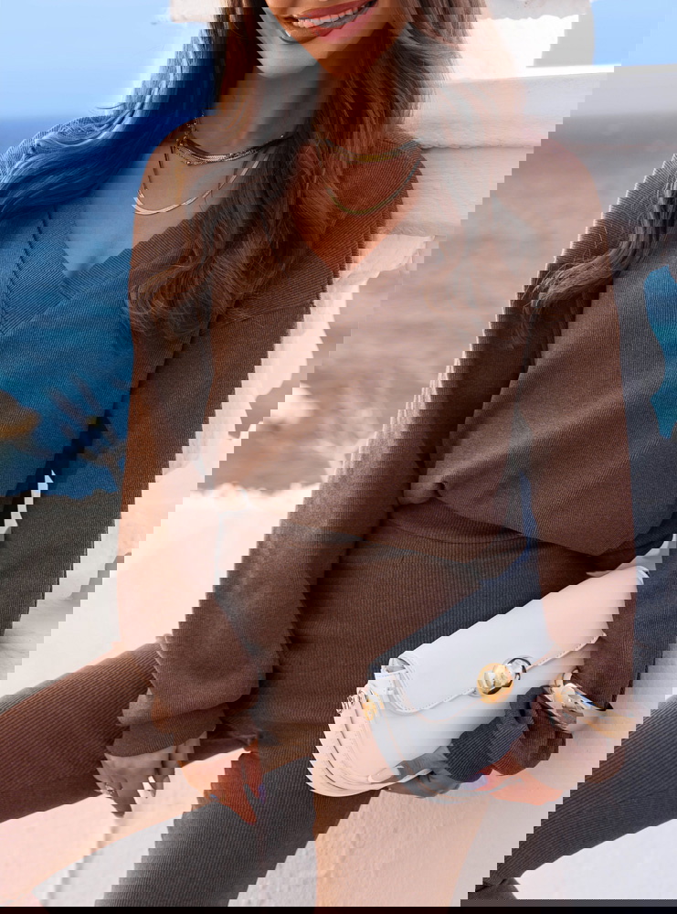 Prążkowany komplet bluzka z dekoltem...