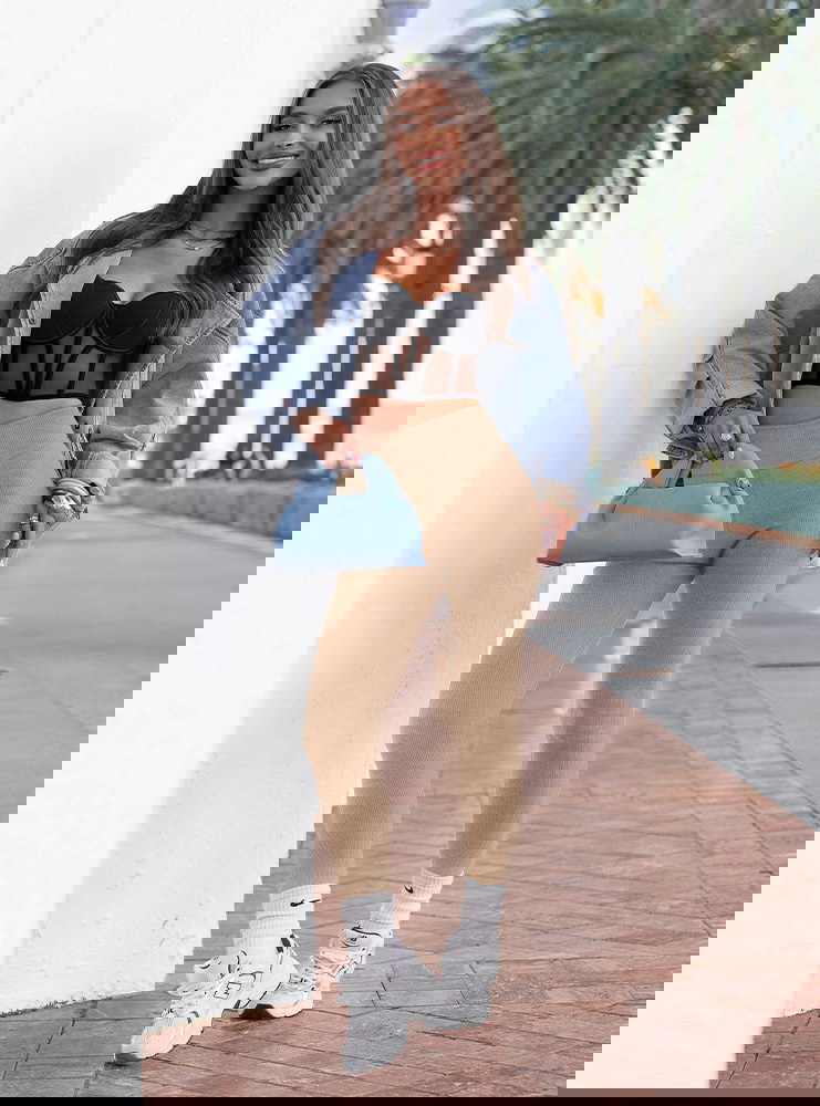 Beżowe prążkowane dopasowane legginsy...