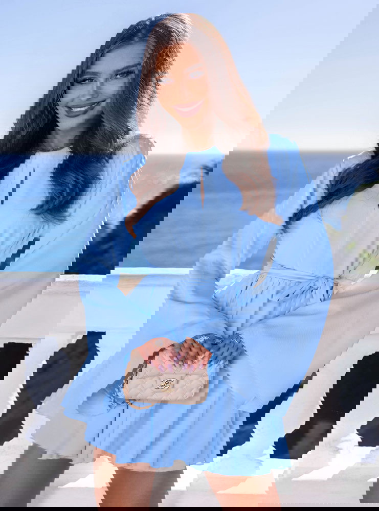 Błękitny kombinezon jak sukienka...