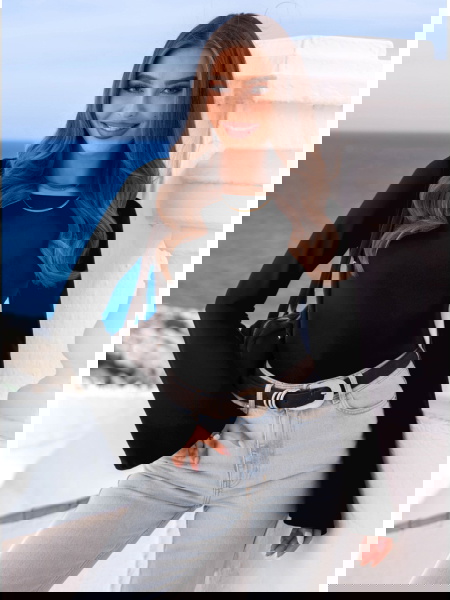 Czarna bluzka z szerokimi...