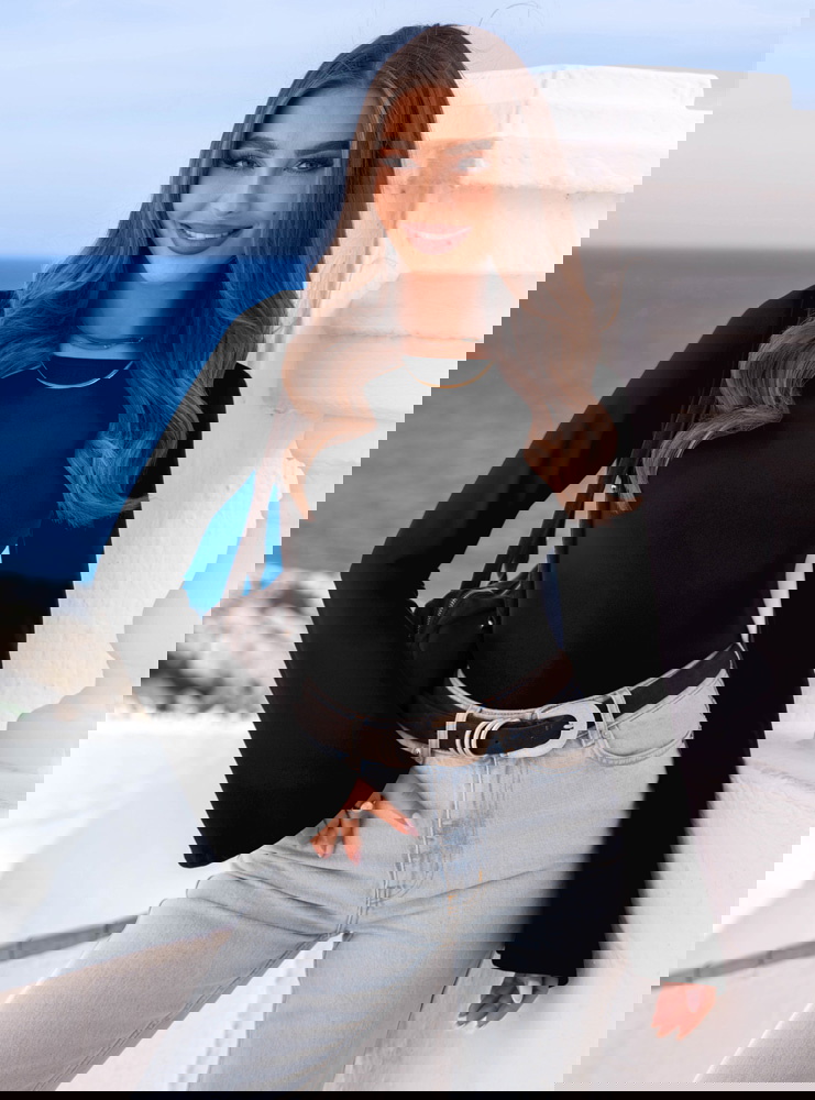 Czarna bluzka z szerokimi rękawami...