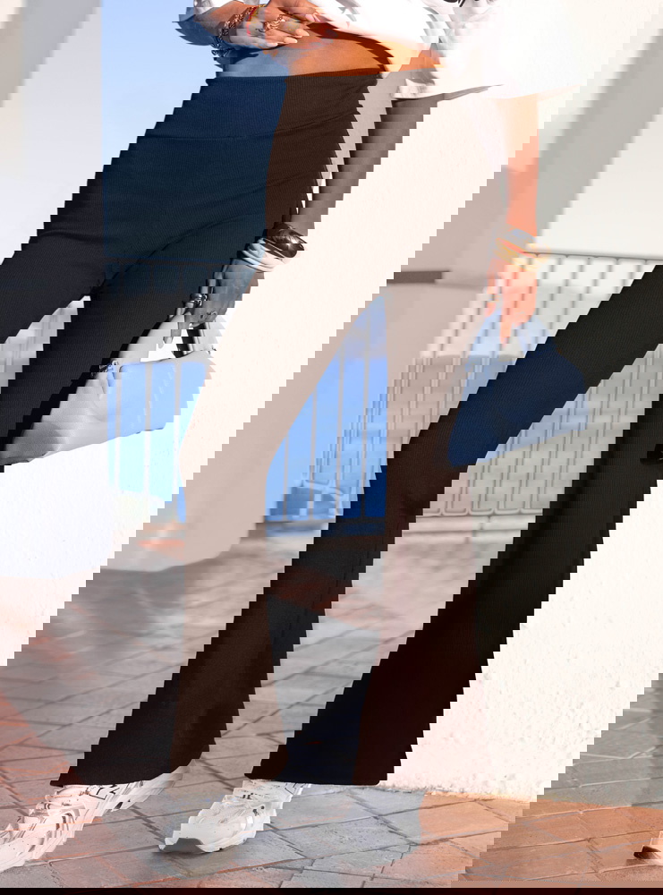 Czekoladowe prążkowane spodnie z...