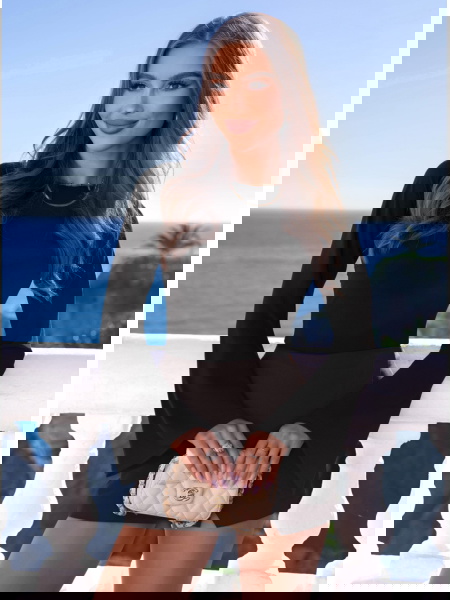 Czarna bluzka z szerokimi...