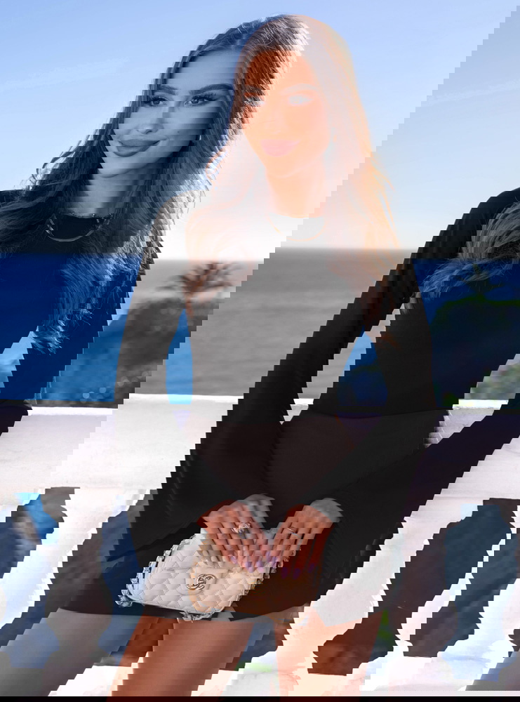 Czarna bluzka z szerokimi rękawami...