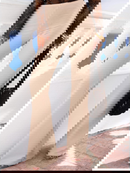 Beżowe spodnie z wysokim...