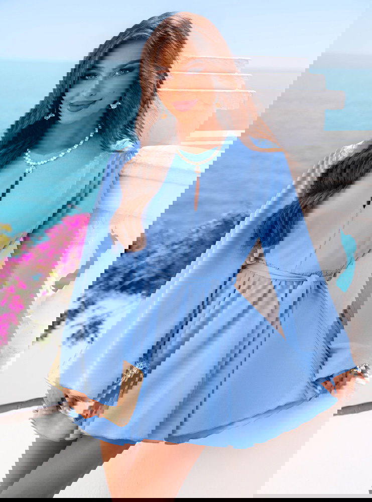 Błękitny kombinezon jak sukienka...