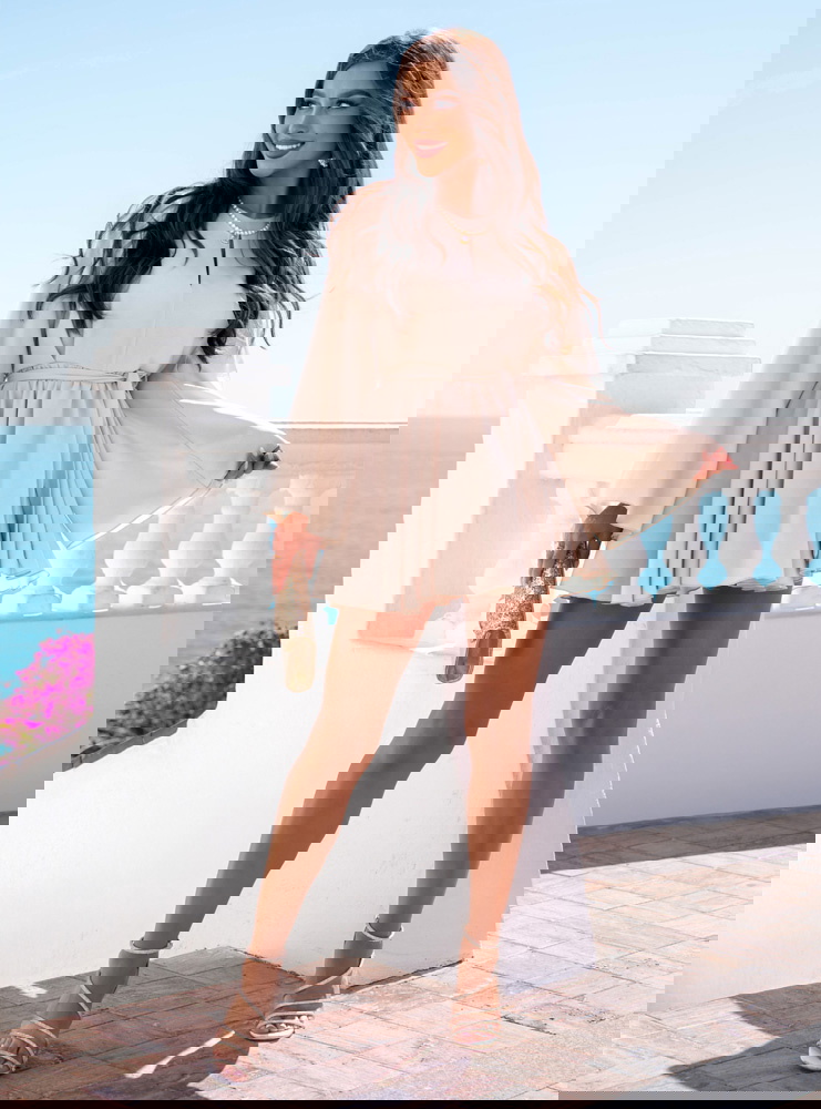 Jasnobeżowy kombinezon jak sukienka...