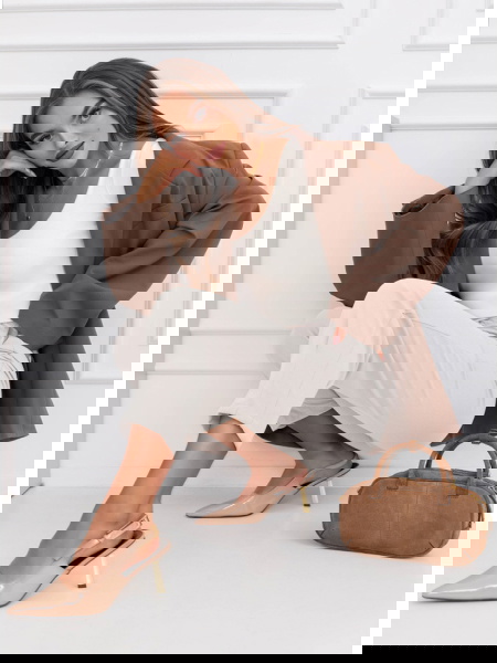 Białe spodnie z kieszeniami...